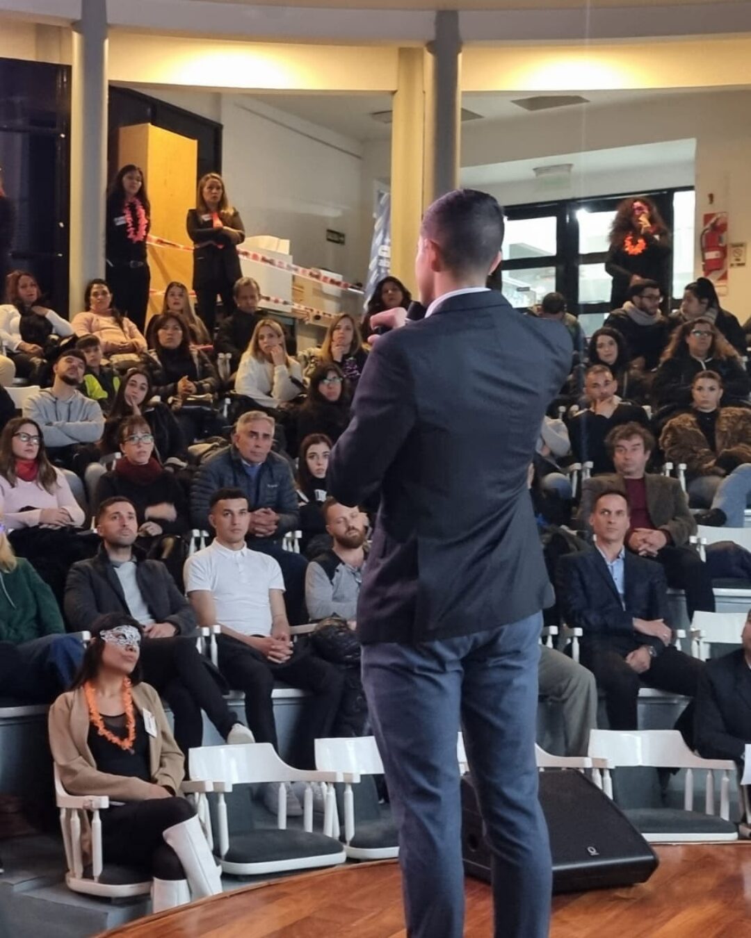 Público en conferencia masiva de oratoria