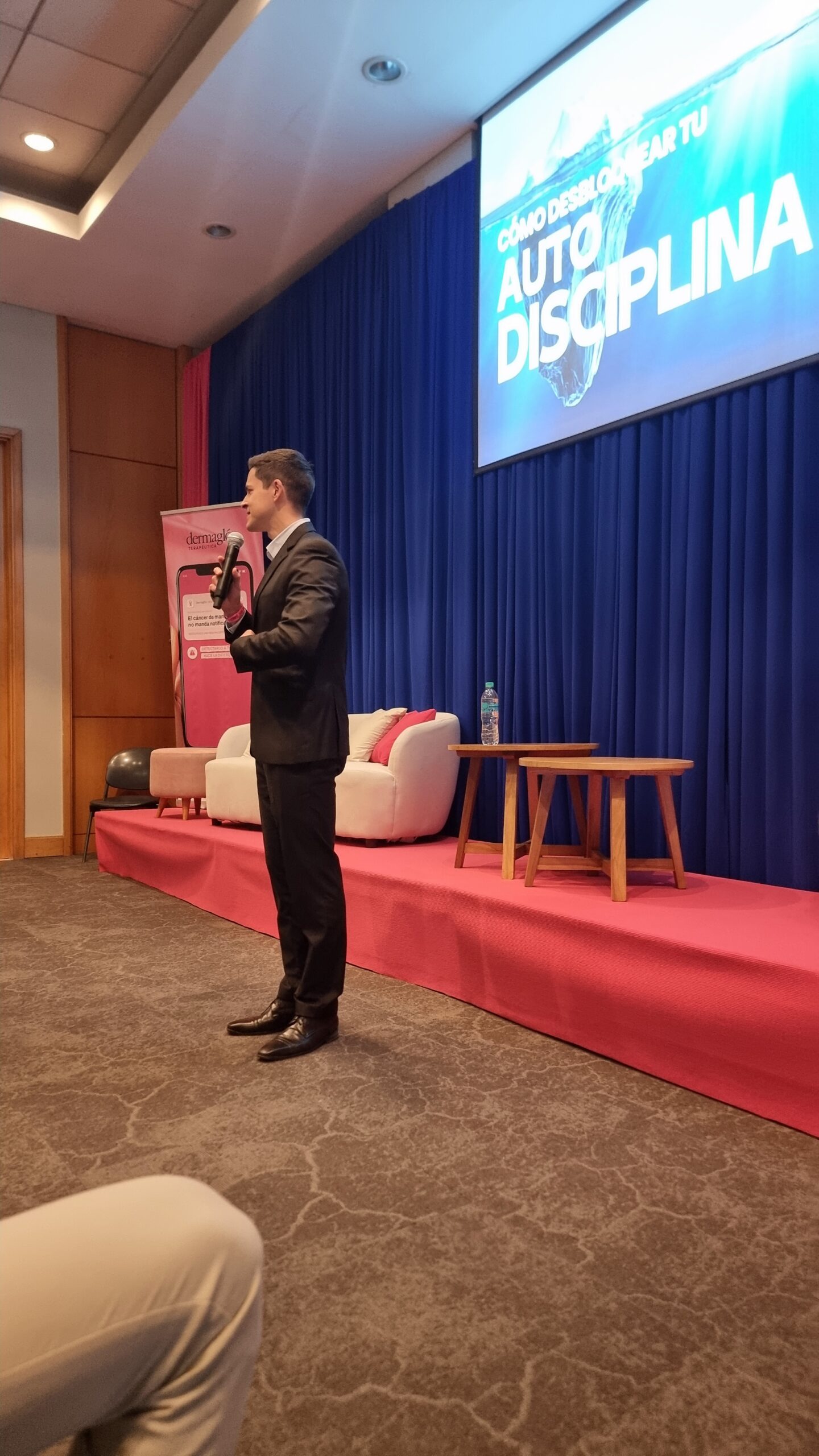 Alejandro Ortíz en escenario disertando sobre autodisciplina
