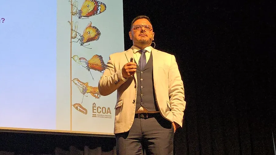 Marce Suárez dando una charla
