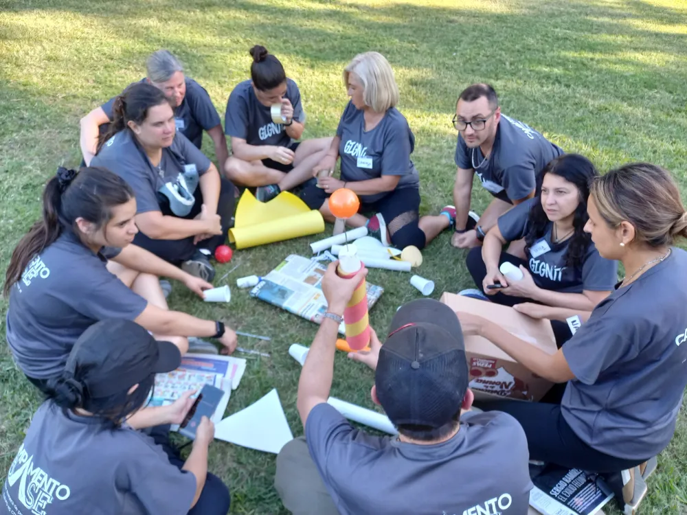 Participantes resolviendo un desafío en equipo al aire libre