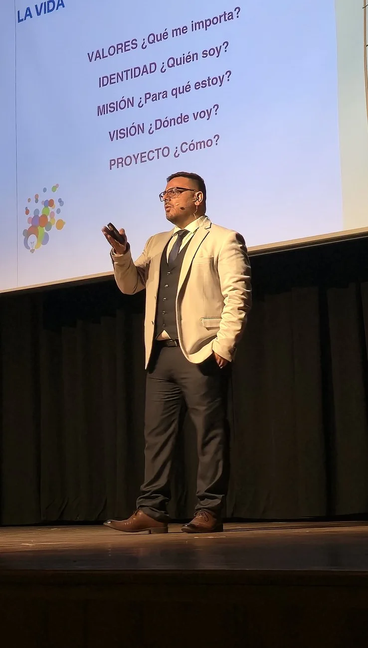 Marcelo Suárez dando una charla sobre valores, identidad, misión y visión